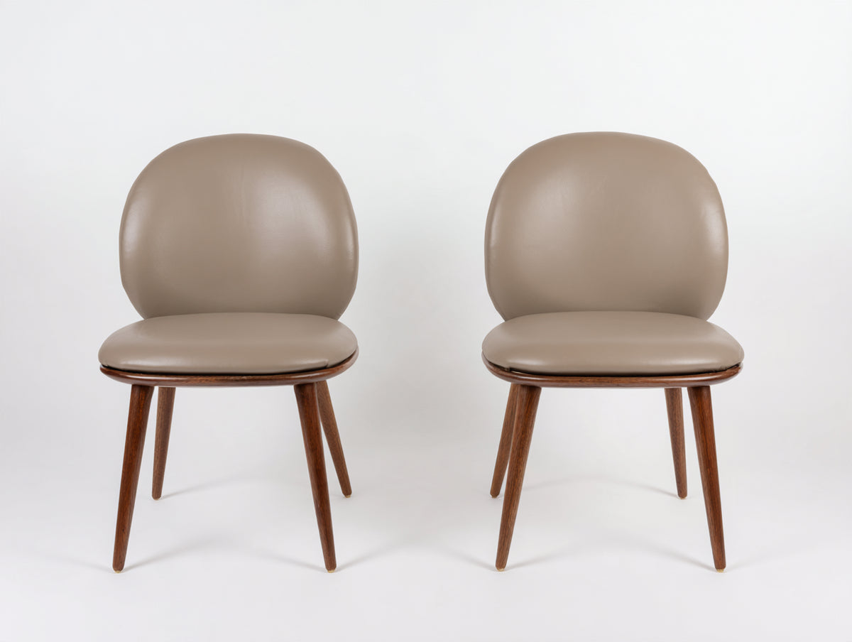 Sillas de comedor tapizadas en cuero sintético 50x55x82 cm - Topo y madera oscura - Diseño moderno